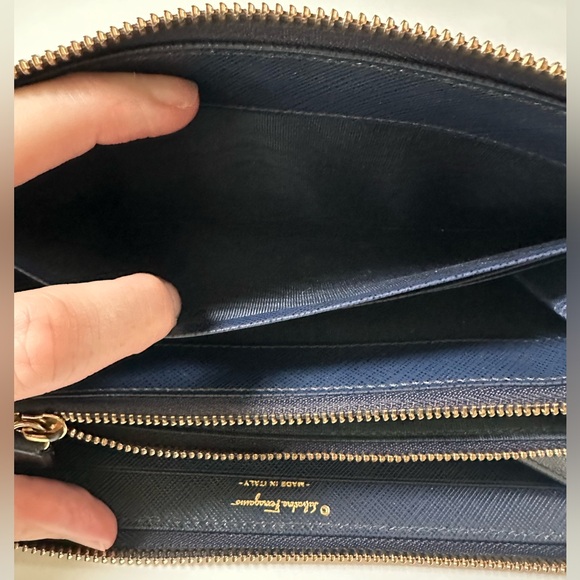 ❌SOLD❌EUC Salvatore Ferragamo Zip Wallet - Picture 6 of 12